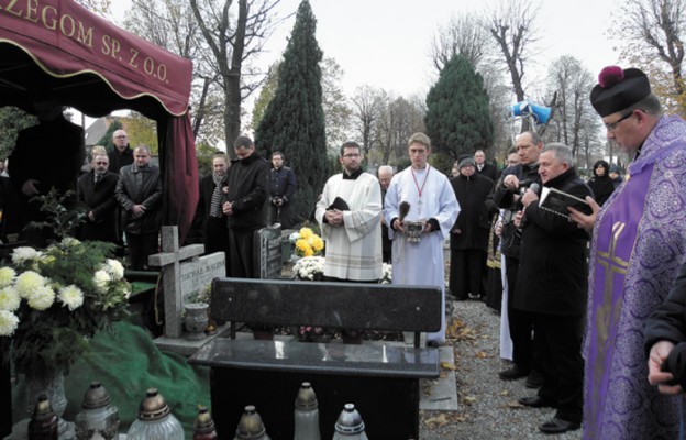 Uroczystości pogrzebowej przewodniczył proboszcz ks. prał. Marek Babuśka