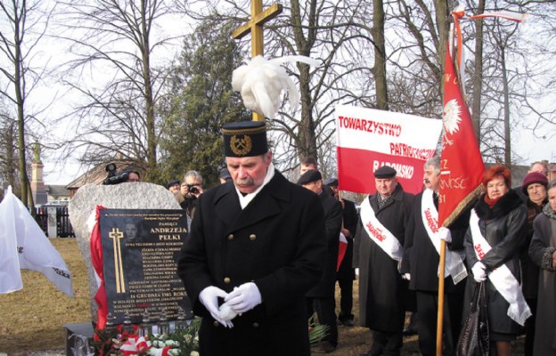 Cmentarz w Niedośpielinie. Kwiaty na grobie Andrzeja Pełki poległego
w czasie pacyfikacji kopalni „Wujek”