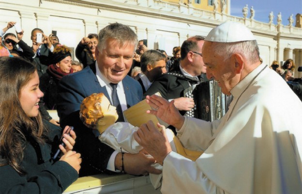 Papież Franciszek błogosławi figurkę Dzieciątka Jezus