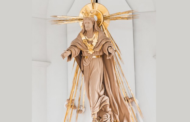 Figura Chrystusa Króla w centrum świątyni