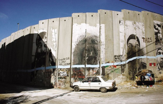 8-metrowy betonowy mur dzielący Jerozolimę i Betlejem zbudowany został w 2002 r. Ta długa, łącznie na ponad 700 km, konstrukcja nazywana jest przez Żydów „murem bezpieczeństwa”, a przez Palestyńczyków – „murem hańby”