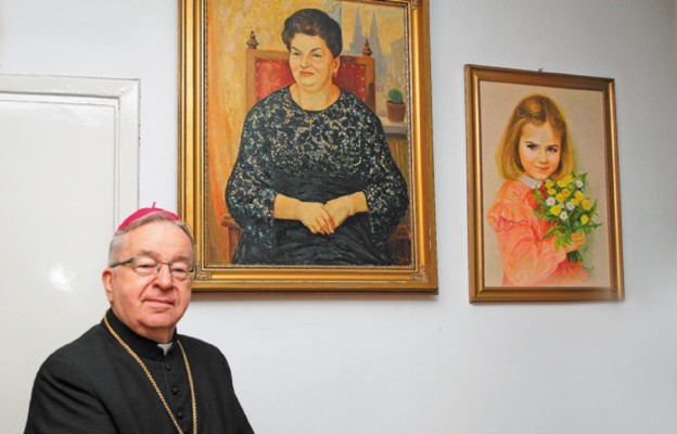 W mieszkaniu Księdza Biskupa wiszą piękne portrety Mamy
i zmarłej przedwcześnie siostrzyczki Basi
