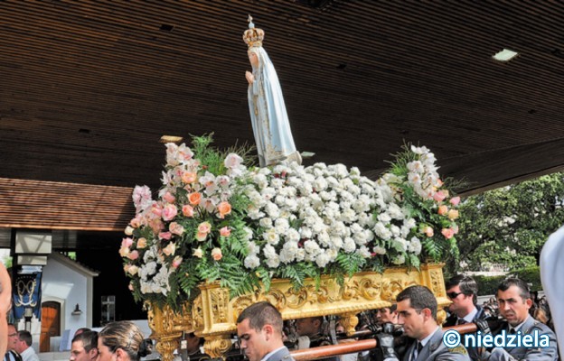 Procesja z figurą Matki Bożej Fatimskiej