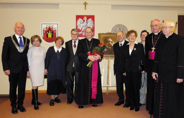 Abp Henryk Muszyński i bp Andrzej Suski z uczestnikami uroczystości wręczenia nagrody im. ks. prof. Janusza Pasierba