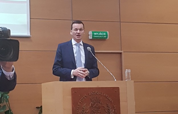 Wicepremier Mateusz Morawiecki podczas konferencji w Wyższej Szkole Kultury Medialnej w Toruniu