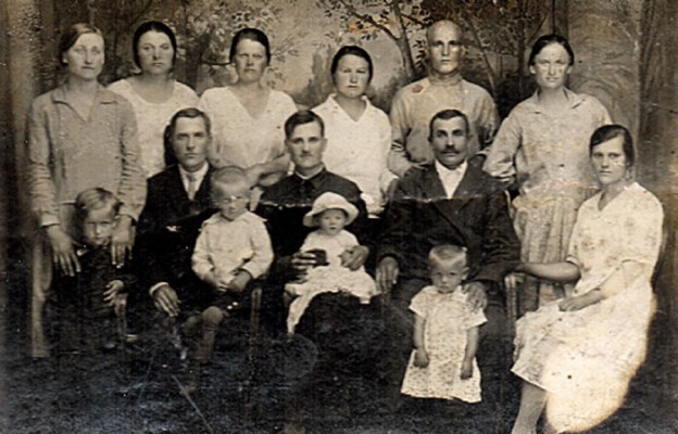 Rodzina Koseckich, zdjęcie wykonane ok. 1930 r. Młody mężczyzna
z dziewczynką na rękach to Fabian z córką Adelą; za nim Teofila
(trzecia od lewej)