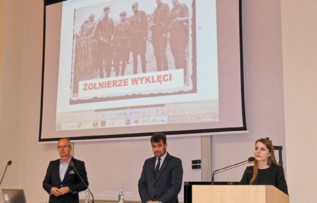 Od lewej: prof. Krzysztof Szwagrzyk, prof. Waldemar Rozynkowski i Alicja Bartnicka podczas spotkania