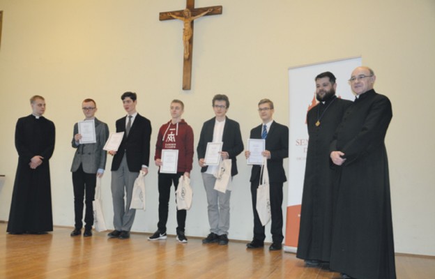 Laureaci konkursu oraz przedstawiciele organizatorów; ks. prof. Krzysztof Gryz (pierwszy z prawej), ks. Michał Leśniak i kl. Szymon Kapłon