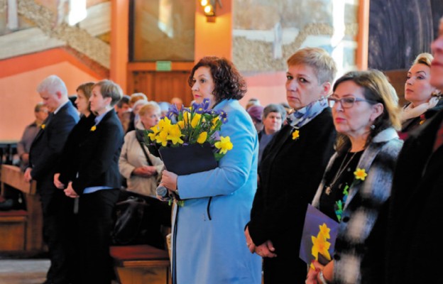 Z naręczem kwiatów prezes Justyna Walecz-Majewska