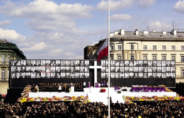 Msza św. w intencji ofiar katastrofy smoleńskiej, pl. Piłsudskiego w Warszawie, 17 kwietnia 2010 r.