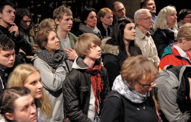 Młodzież na czuwaniu w Kaplicy Cudownego Obrazu