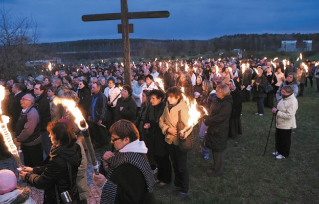 Pielgrzymi na Kalwarii Rokitniańskiej