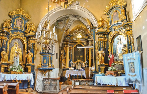 Wnętrze kościoła, w ołtarzu bocznym patron św. Stanisław BM