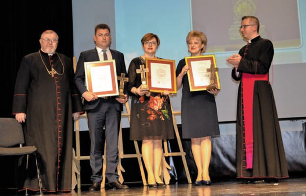 Tegoroczni laureaci statuetek „Pro Christo” z bp. Antonim Dydyczem i dyrektorem diecezjalnej Caritas ks. Łukaszem Gołębiewskim