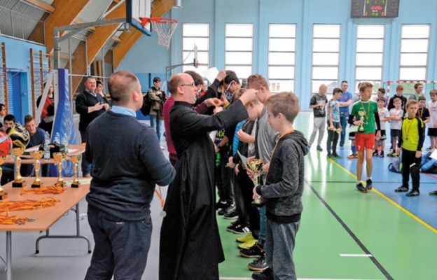 Nagrody wręczał diecezjalny duszpasterz służby liturgicznej
ks. Przemysław Durkalec