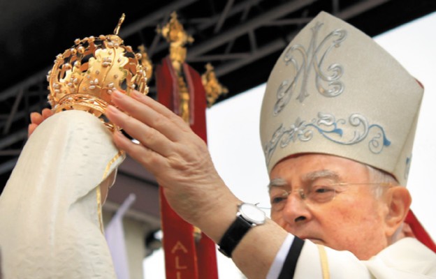 Abp Henryk Hoser nałożył złotą koronę na figurę Matki Bożej Fatimskiej
w parafii Dobrego Pasterza w Warszawie-Miedzeszynie