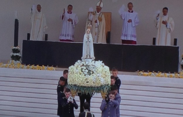 Papież białą chusteczką żegna figurę Matki Bożej Fatimskiej