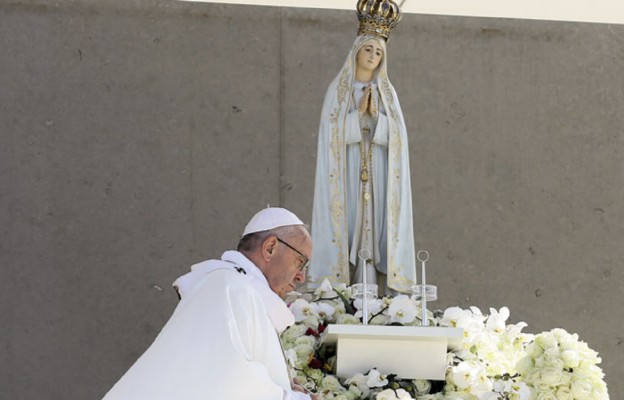 Papież Franciszek
nazwał siebie pielgrzymem
pokoju i błagał
Matkę Bożą z Fatimy
o zgodę między
narodami