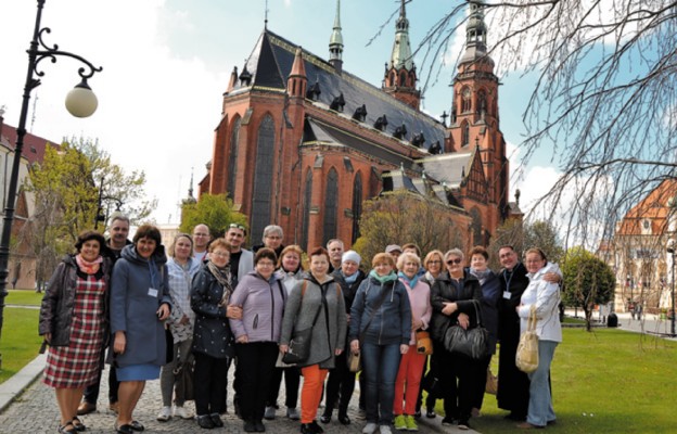 Czytelnicy i pracownicy „Niedzieli” przy katedrze w Legnicy