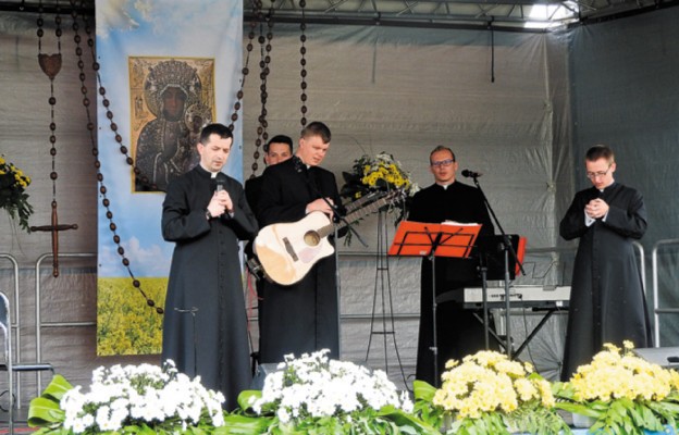 Zespół alumnów wraz z ks. Dominikiem Samulakiem podczas modlitwy