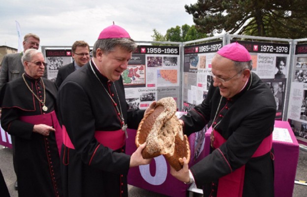 Abp Józef Kupny wspólnie z biskupem Görlitz Wolfgangiem Ipoltem otworzyli na moście granicznym wystawę pt. „Droga do pojednania”