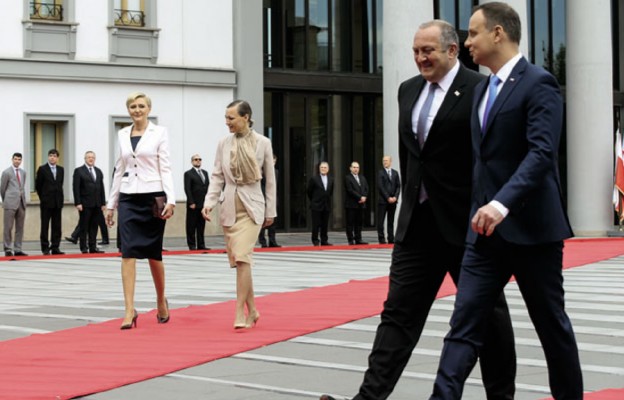 Prezydenci z Małżonkami przed Pałacem Prezydenckim w Tbilisi