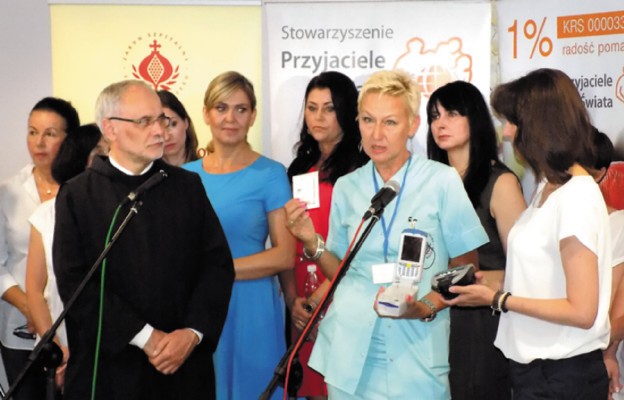 Dr Małgorzata Olszewska prezentuje ratujący życie analizator