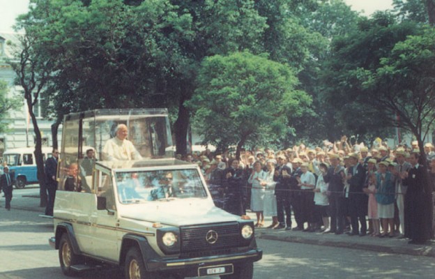 Jan Paweł II przejeżdżając koło Szpitala im. Kopernika, błogosławił
chorych i personel szpitala