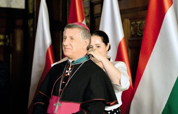 Abp Andrzej Dzięga podczas ceremonii nadania węgierskiego odznaczenia