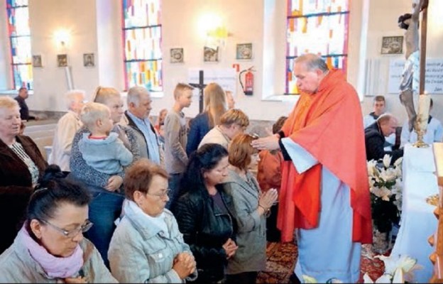 Błogosławieństwo Relikwiami Krzyża Świętego w kościele
w Strzelewie