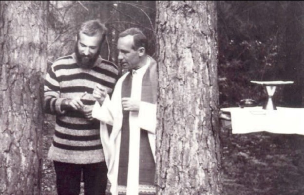 Przygotowanie liturgii Mszy św. podczas wakacji
z młodzieżą w Poniziu w latach 70. XX wieku