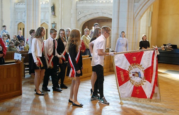 Poczet sztandarowy Polskiej Sobotniej Szkoły Przedmiotów Ojczystych im. Tadeusza Kościuszki