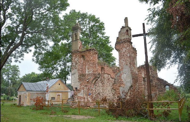 Obok ruin kościoła zamkowego znajduje się murowany budynek z ok. połowy XIX wieku, zwany skarbcem królowej Bony, który przejściowo służył
jako plebania i salka katechetyczna