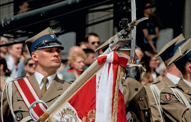 Po odstąpieniu od zasadniczej służby wojskowej obrona kraju skupia się w rękach zawodowej armii