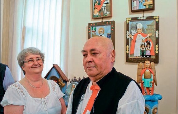 Twórca ludowy Czesław Kubik z małżonką przy swoich pracach