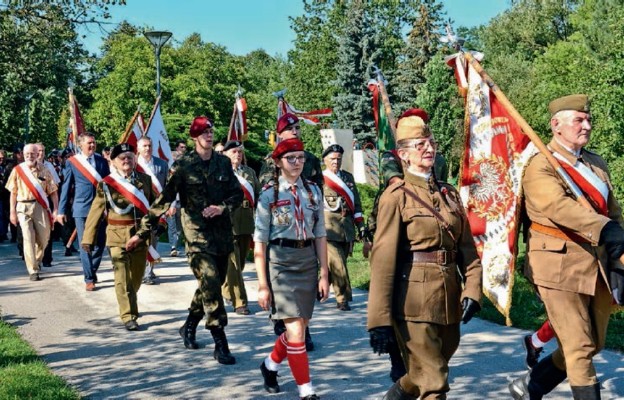 W uroczystościach wzięli udział kombatanci, młodzież i żołnierze oraz tłumy kielczan