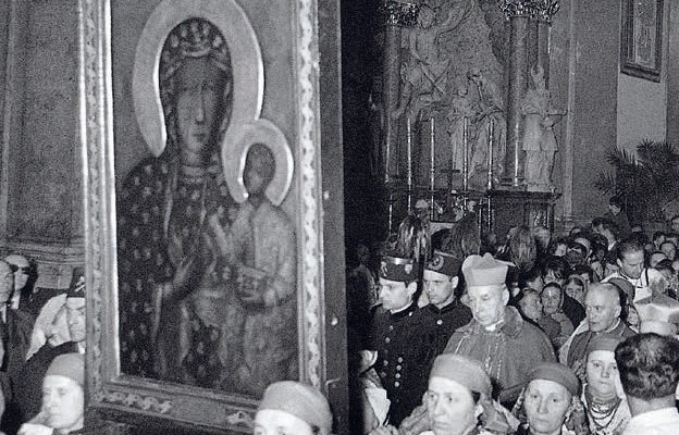 Kopia Cudownego Obrazu Matki Bożej Częstochowskiej wyrusza
z Bazyliki Jasnogórskiej na szlak nawiedzenia, 26 sierpnia1957 r.