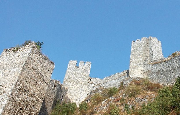 Wieże twierdzy Golubac
wyrastają na wapiennych
skałach brzegu Dunaju