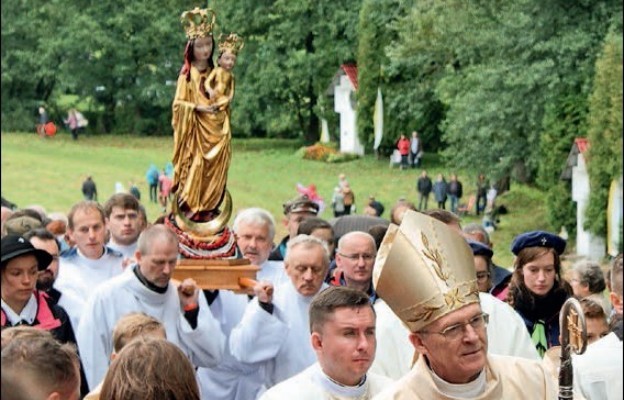 Procesja z figurą Matki Bożej Kębelskiej