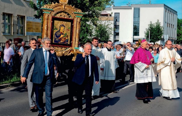 Od 1947 r. w uroczystość Matki Bożej Nieustającej
Pomocy na ulice Torunia wychodzi procesja,
w której niesiona jest kopia obrazu Matki Bożej