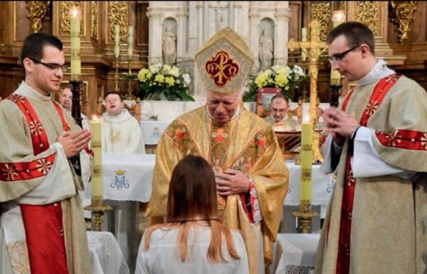 Młodzi przyjęli krzyż z rąk Księdza Arcybiskupa