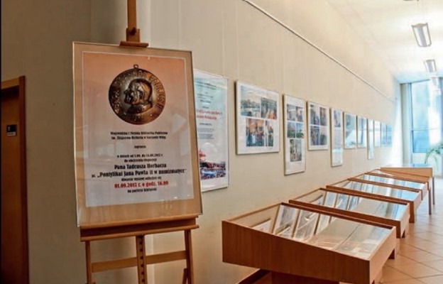 Wystawa w hallu głównym biblioteki Herberta