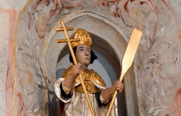 Oryginalna rzeźba św. Wojciecha we wnęce, w prezbiterium