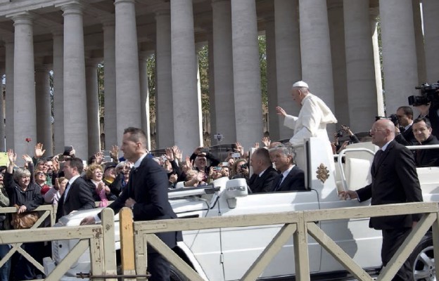 Papież Franciszek – po liturgii – na Placu św. Piotra