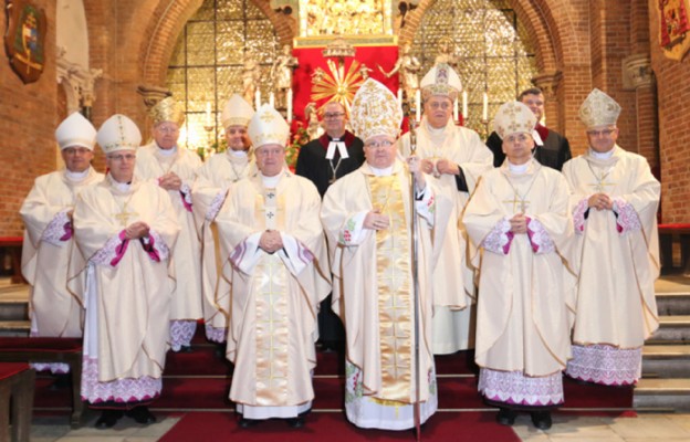 Abp Marian Gołębiewski wraz z biskupami biorącymi udział w uroczystościach jubileuszowych