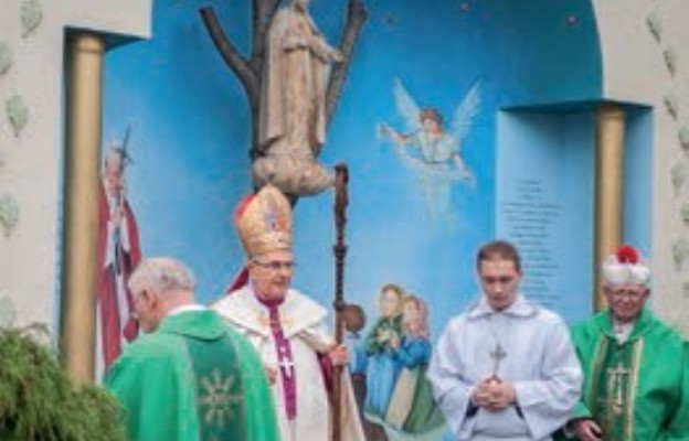 Bp senior Antoni Długosz poświęcił figurę Matki Bożej Fatimskiej w parafii pw. Bożego Ciała w Zawierciu