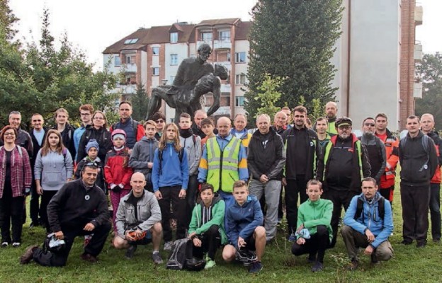 Uczestnicy rajdu przed pomnikiem bł. ks. Frelichowskiego