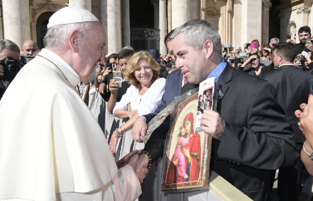 Papież błogosławi ikonę Matki Bożej, dar Syrii dla Polaków wspierających akcję Caritas Polska 
