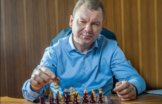 Choć prywatnie uwielbiam grę w szachy, zawodowo wiem, że ludzie nie są pionkami na białych i czarnych
polach – podkreśla prezes Paweł Pyzik