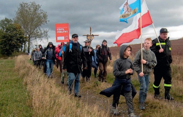 Droga biegła pod górę i przez las, a na niektórych odcinkach też w błocie